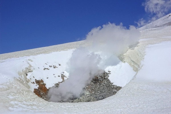 Fumarolen auf dem Mount Ashaidake in Hokkaido, Wandern in Japan, Schnee