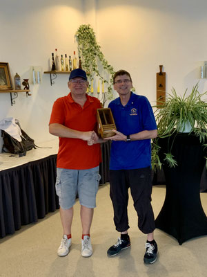 Der 1. Vorsitzende Thomas (r.) übergibt Michael den Wanderpokal