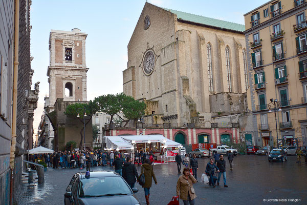 PIAZZA DEL GESÙ: a destra la monumentale Chiesa di santa Chiara, a sinistra il profilo a bugnato della chiesa del Gesù Nuovo