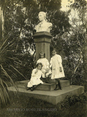 Pia, Anna e Teresa ed il busto di Gaetano Filangieri