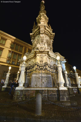 la guglia di Piazza del Gesù