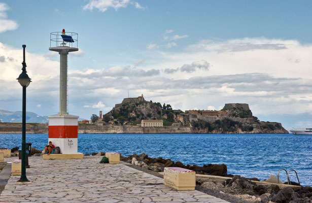 Leuchtturm Korfu (Stadt) / Kerkyra /Yacht-Hafen in der Garitsa-Bucht / Griechenland