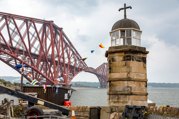 North Queensferry Harbour Light Tower / Edinburg / Schottland