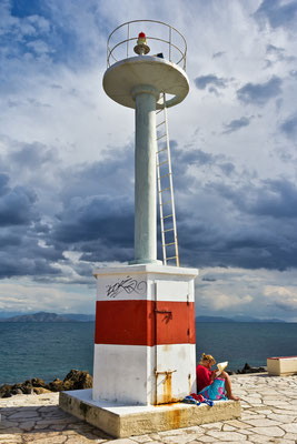Leuchtturm Korfu (Stadt) / Kerkyra /Yacht-Hafen in der Garitsa-Bucht / Griechenland