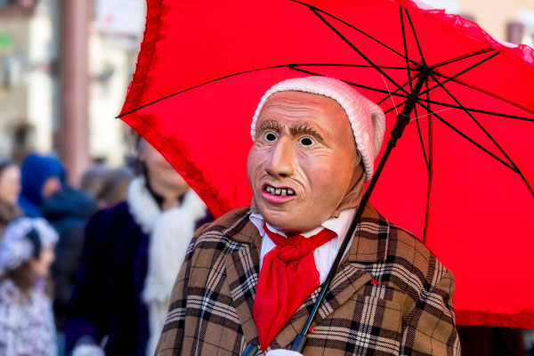der rote Schirm