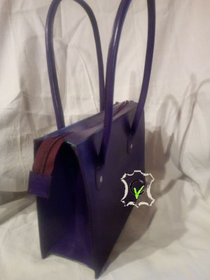 sac à main en cuir tannage végétal violet, doublure en mouton velours vert. Montage sellier, fermeture par glissière