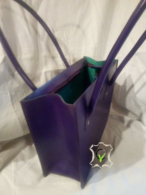 sac à main en cuir tannage végétal violet, doublure en mouton velours vert. Montage sellier, fermeture par glissière