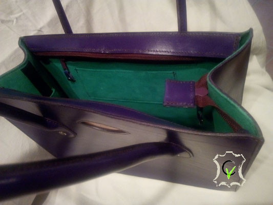 sac à main en cuir tannage végétal violet, doublure en mouton velours vert. Montage sellier, fermeture par glissière
