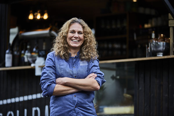 Esther Oklé, Finanzen & Personal