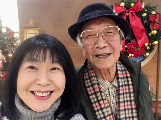 クリスマスキャロルが流れる中、父とお出かけ