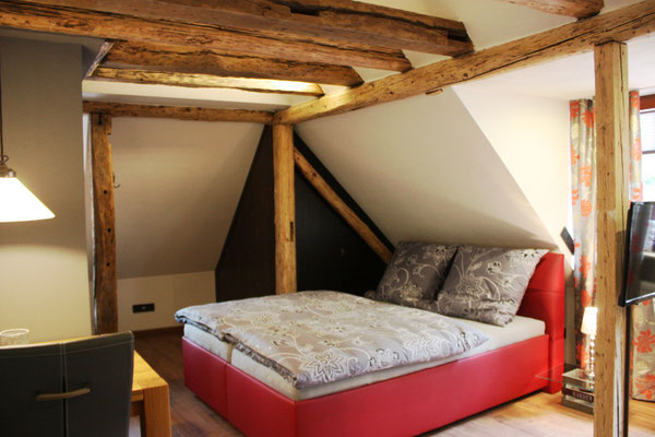 Doppelbett in der Dachschraege für ruhige Naechte.