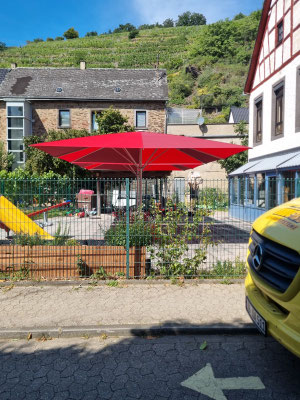 may Sonnenschirm SCHATTELLO in der KiTa mit Sitzkisten | Sonnenschirm im Spielbereich in der KiTa St. Johannes in Kobern-Gondorf