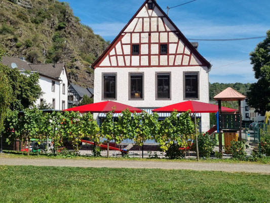 may Sonnenschirm SCHATTELLO in der KiTa mit Sitzkisten | Sonnenschirm im Spielbereich in der KiTa St. Johannes in Kobern-Gondorf
