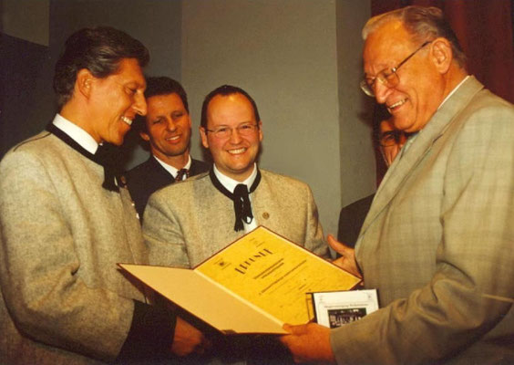 04. November 2001: Urkundenübergabe beim "1.Gesamttiroler Wertungssingen" in Sterzing