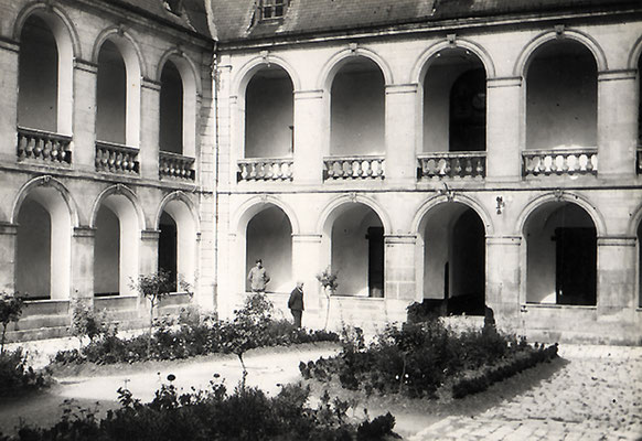 Petit cloître © Henri Manuel / Fonds Manuel / ENAP–CRHCP