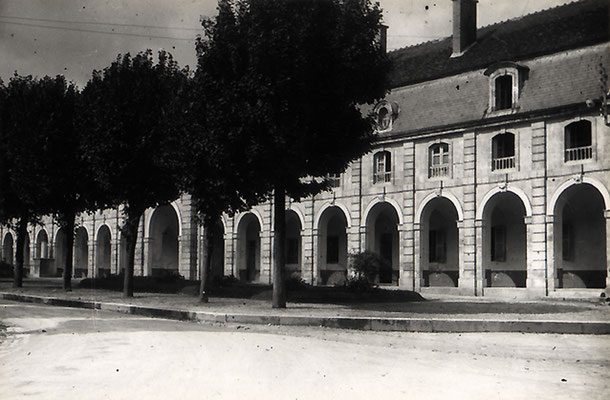 Cour d'honneur © Henri Manuel / Fonds Manuel / ENAP–CRHCP