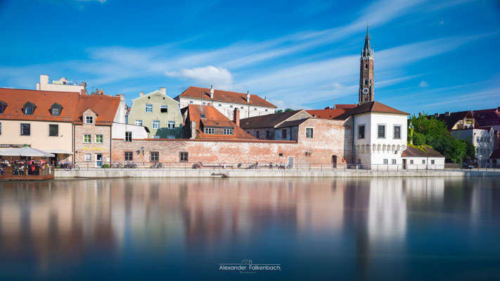 Landshut-Die Promenade war völlig überlaufen.Durch die Langzeitbelichtung sind nur noch die Menschen auf den Bänken zu erkennen