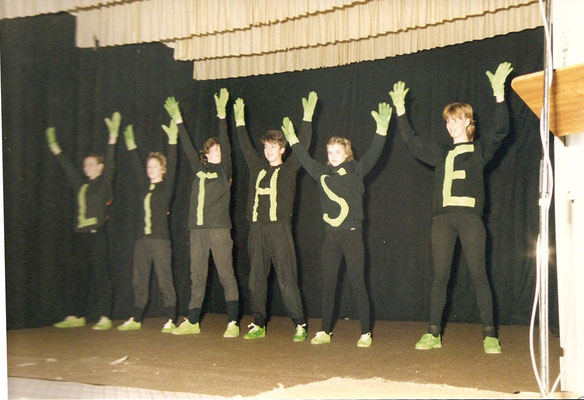 Door het gebruik van blacklight zouden eigenlijk alleen de groene letters, handen en voeten te zien moeten zijn. Het witte ondergoed van een van de dames werd alleen door het blacklight ook duidelijk zichtbaar.