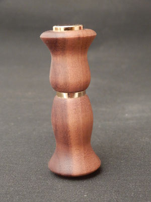 Parfumzerstäuber zum mitnehmen,     aus Schwarznuss,     ca. 30 x 85 mm,     CHF 30.-     Lieferbar