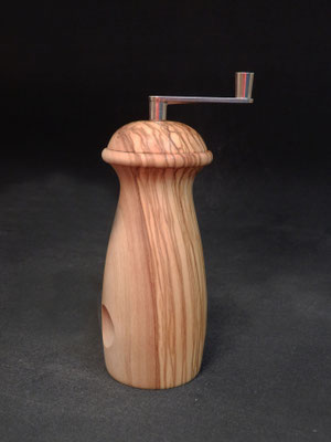 Muskatmühle Stahl, Ölbaum, ca. 6 x 16,5 cm, CHF 85.-, VIDEO