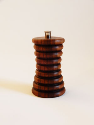 Stahlwerk,   Nussbaum,   für Pfeffer,   Reisegrösse: 6 x 10,5 cm,   CHF 65.-