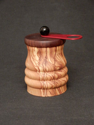 Wauwau-Mahlwerk für getrockneten Chili,  Ölbaum/Schwarznuss,  ca. 7,5 x 11 cm,   CHF 90.-
