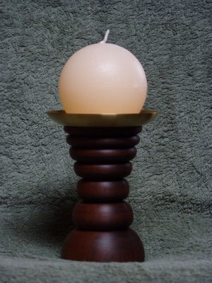 Nussbaum / Messing,  H 14 cm  CHF 40.-   