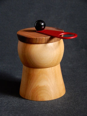 Wauwau-Mahlwerk für getrockneten Chili,     Kirsch-/Nussbaum,     ca. 7 x 11 cm,     CHF 85.-