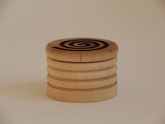 Döschen aus Ahorn/Buche,     7,8 x 5,6 cm,     CHF 25.-,    