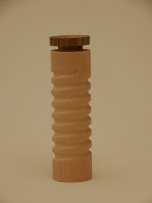 Köcher für Nadeln, letzte Zigarette o.ä., Abachi/ Nussbaum/Kork, ca. 3,5 x 13,5 cm, CHF 25.-