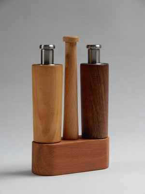 Einhandmühlen, Kirsch-/Nussbaum,   für Salz & Pfeffer,   ca. 4x11x17 cm,   CHF 90.-