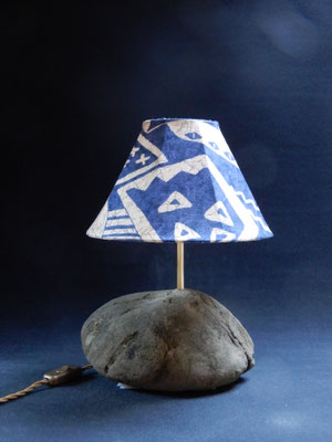 Tischlampe, Sandstein,       bis 60W,      Höhe 36 cm,     CHF 80.-,     Lieferbar