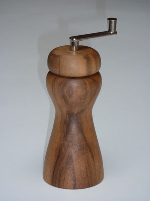 Stahlwerk / Nussbaum - Muskatmühle,     ca. 16 cm     CHF 75.-     
