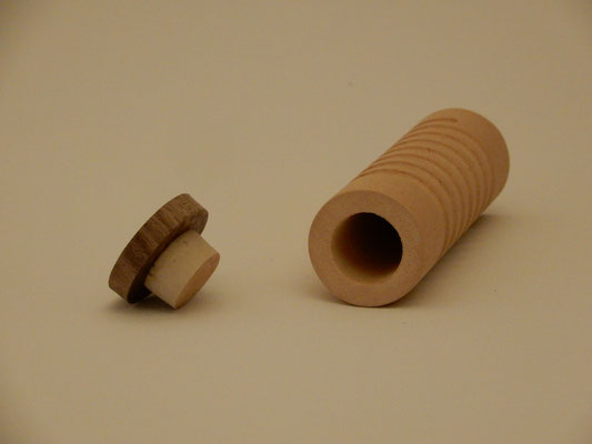 Köcher für Nadeln, letzte Zigarette o.ä., Abachi/ Nussbaum/Kork, ca. 3,5 x 13,5 cm, CHF 25.-
