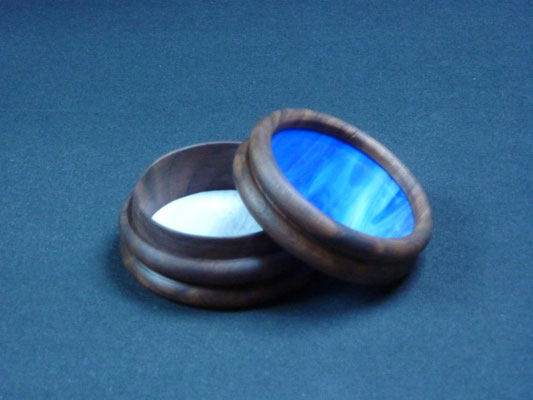 Döschen aus Nussbaum / Colorescentglas,      8x4 cm     CHF 40.-     
