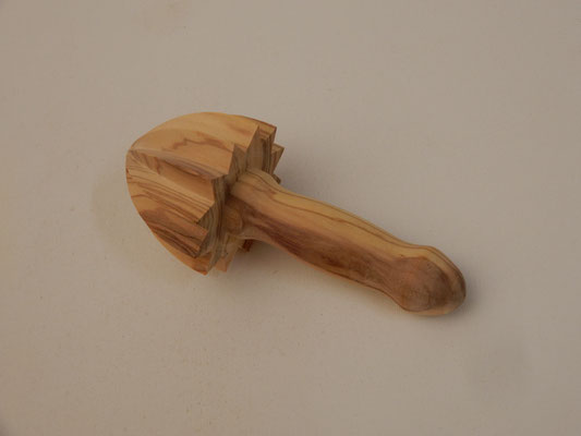 Zitruspresse aus Olivenholz, ca. 5 x 10 cm, CHF 25.-