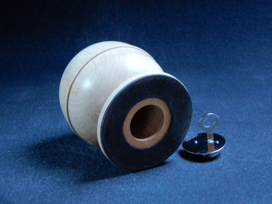 Spardose, Ahorn mit Wurmspuren,     ca.10,5 x 11,5 cm,     CHF 35.-,     Lieferbar