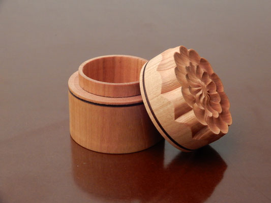 Döschen aus Kirschbaum,   ca. 7 x 7 cm,   passig gedreht,   CHF 60.-