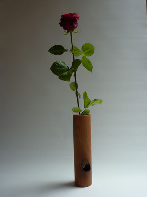 Blumenvase aus Nussbaum mit Ast,     ca. 7x30 cm     CHF 40.-     