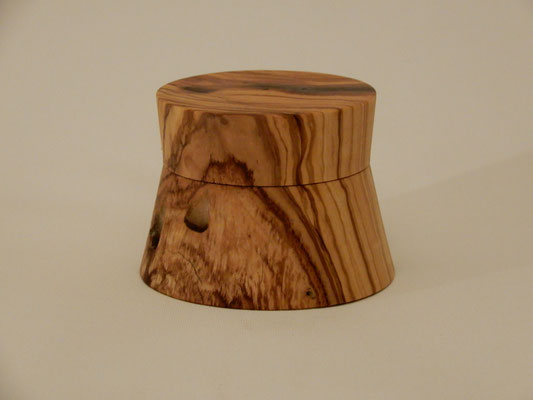 Kleine Dose aus Olivenholz,     ca. 85 x 60 mm,     CHF 20.-      Lieferbar