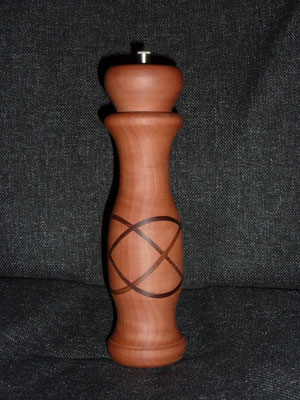  Stahlwerk / Birne mit Akazie,     ca. 25 cm,     CHF 115.-