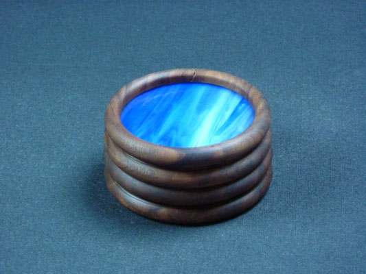 Döschen aus Nussbaum / Colorescentglas,      8x4 cm     CHF 40.-     