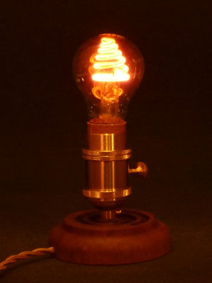 Glimmlampe, Messing, Nussbaum     Höhe ca. 17 cm     CHF 120.-