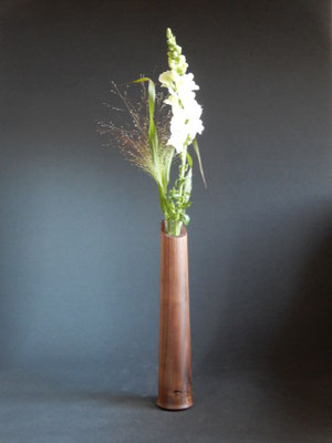 Blumenvase aus Schwarznuss,     ca. 6,5 x 32 cm,     CHF 45.-,    