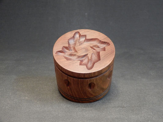Dose aus Nussbaum, gefräst, ca. 6 x 8 cm, unverkäuflich