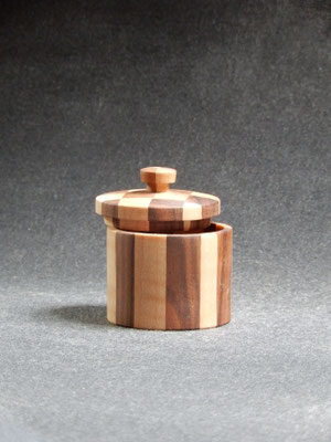 Döschen aus Ahorn / Nussbaum     ca. 5x6 cm     CHF 30.-      