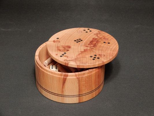 "6 Raus" - Würfelspieldose aus Kernbuche,       ca 7 x 13,5 cm,     CHF 95.-