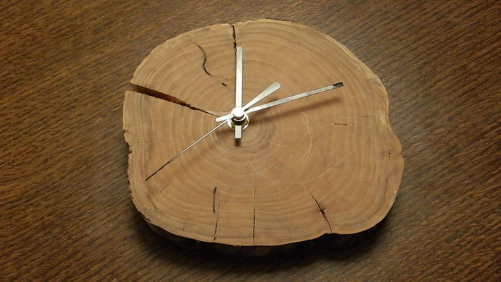 Kleine Holzuhr,     Dm ca. 32 cm,     unverkäuflich