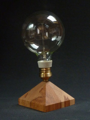Tischlampe mit Glühbirne 40W, Buchenholz       Höhe ca. 28 cm     CHF 95.-