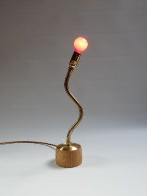 Tischlampe aus Eiche/Messing/Blei     Höhe ca. 44 cm     CHF 95.-   